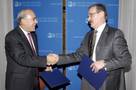 RCC and OECD Secretaries General, Hido BiÅ¡ÄeviÄ‡ (right) and Angel GurrÃ­a, respectively, signed a Memorandum of Understanding on transfer of management of SEEIC, from OECD to RCC, in Paris, France, on 24 November 2011. (Photo: Courtesy of OECD)